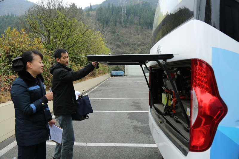 交通運輸局工作人員到客運中心檢測車輛。