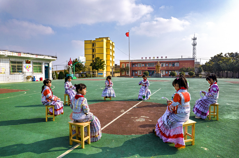 2023年12月28日，贵州省黔西市林泉镇高锦社区高锦小学，学生对白色布料进行染色前的捆扎（无人机照片）。