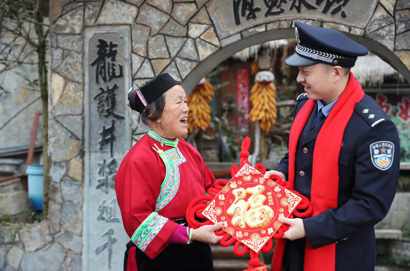 警民同樂喜洋洋。張玲攝
