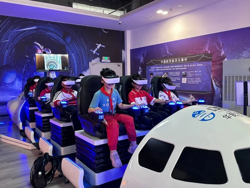 学生在贵州省职业教育公共实训中心体验VR虚拟现实。杨双琴 摄.jpg