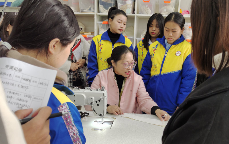 松桃县中等职业学校帮扶教师正在为学生上服装制作设计实训课。