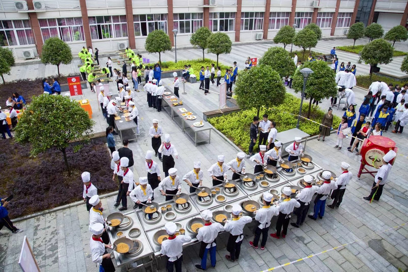 松桃县中等职业学校学生正在进行烹饪技能展示。