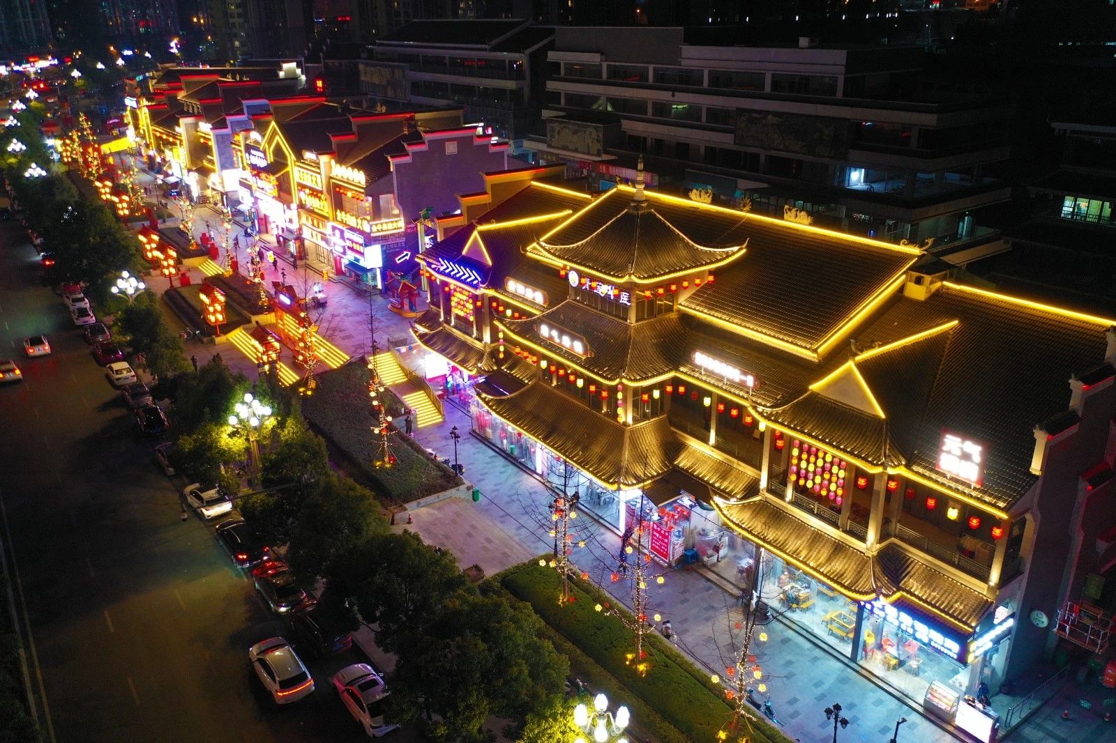 恒大烙锅特色餐饮美食商业街夜景。