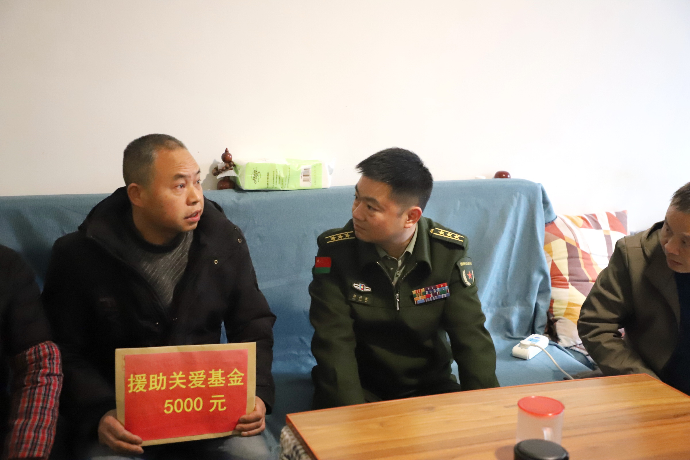 南明区人武部情系现役军人家属 援助关爱暖人心。
