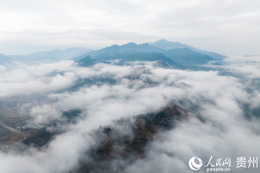 航拍云雾缭绕的石阡县。人民网记者 涂敏摄
