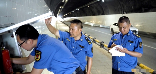 城市管理网格员正在检查隧道路段消防设备。习水县融媒体中心供图.jpg