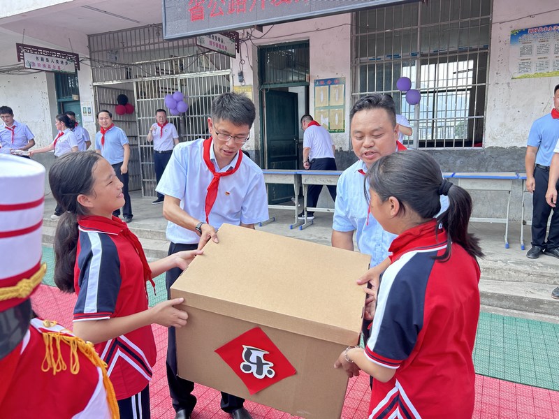 2  为小学生送六一儿童节礼物.jpg
