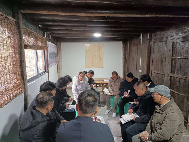 1、讨论热烈的火塘会。