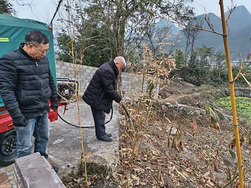 2、村民给植物浇水。