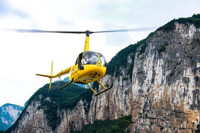 4游客在貴州省黔西市新仁苗族鄉化屋村坐小型旅游直升飛機游覽風景。（貴州省文旅廳提供） 