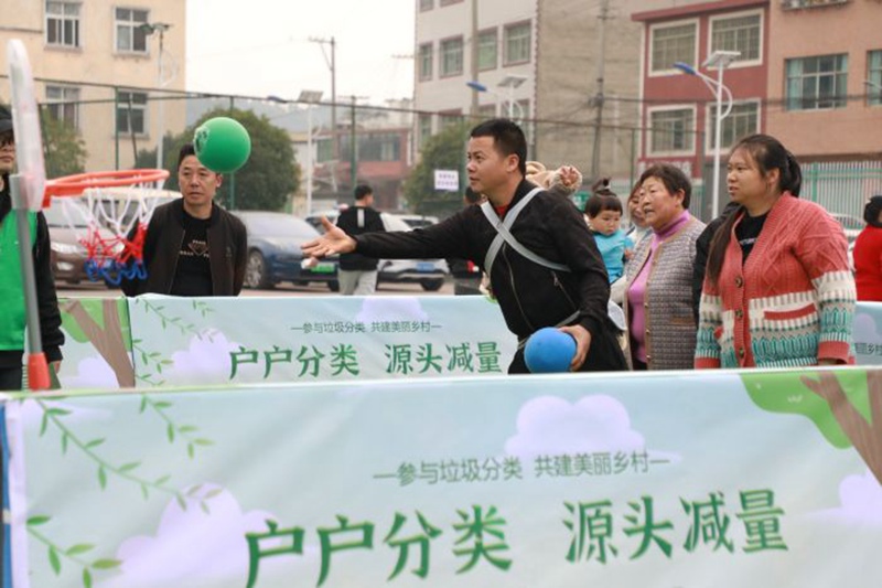 5、村民积极参与垃圾分类知识投篮游戏(陈杨 摄)