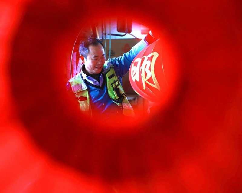 在观山湖区灯笼存放点，工作人员整理灯笼。