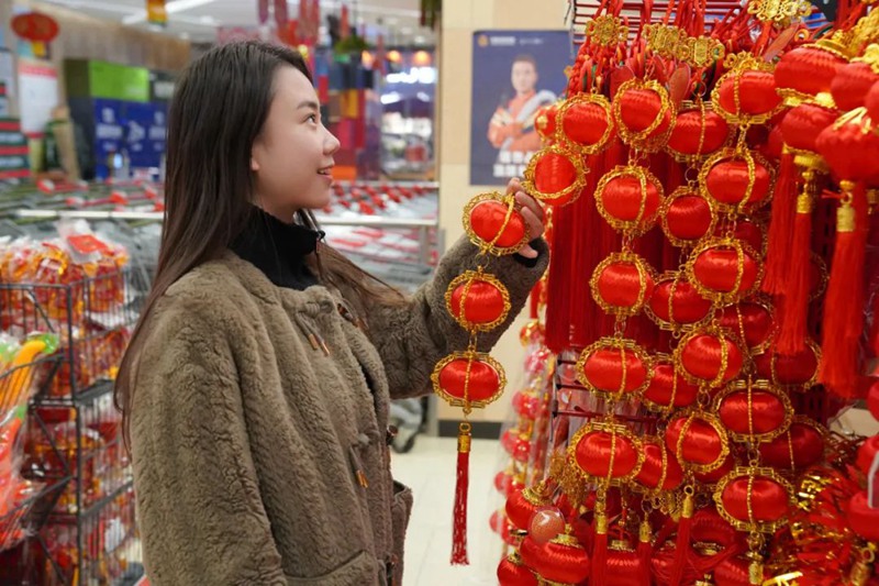 图为顾客在超市选购灯笼 叶春霞 摄