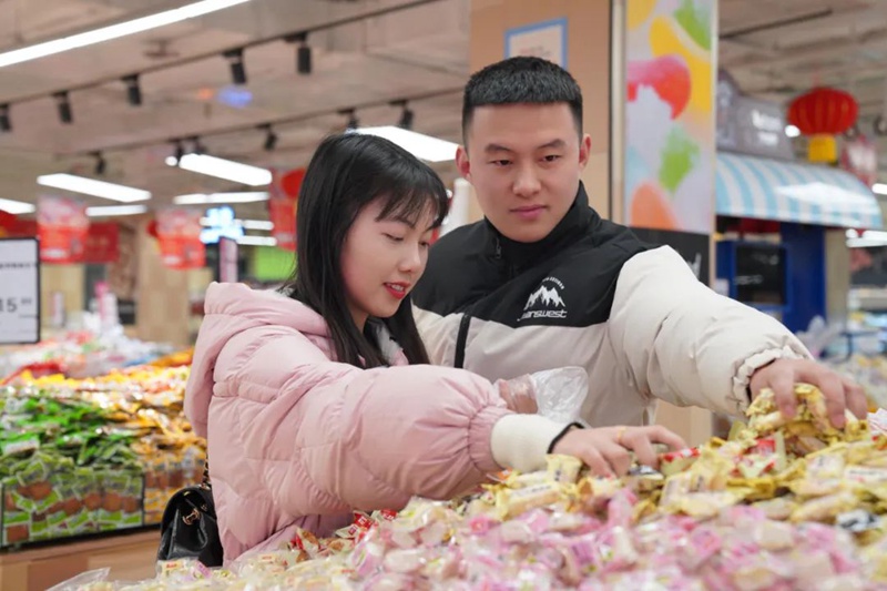 图为顾客在超市选购年货 杨威 摄