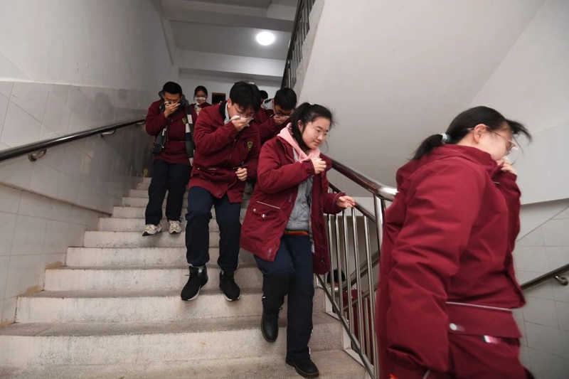 南明甲秀高级中学冬季校园消防演练现场。