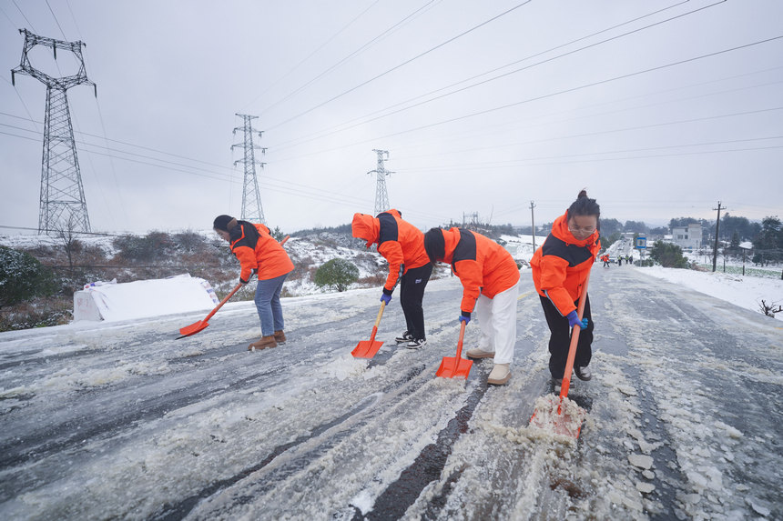 1月22日，在国道321贵州省丹寨县兴仁镇一碗井路段，当地公路管理部门工作人员在进行除冰除雪作业。杨武魁摄