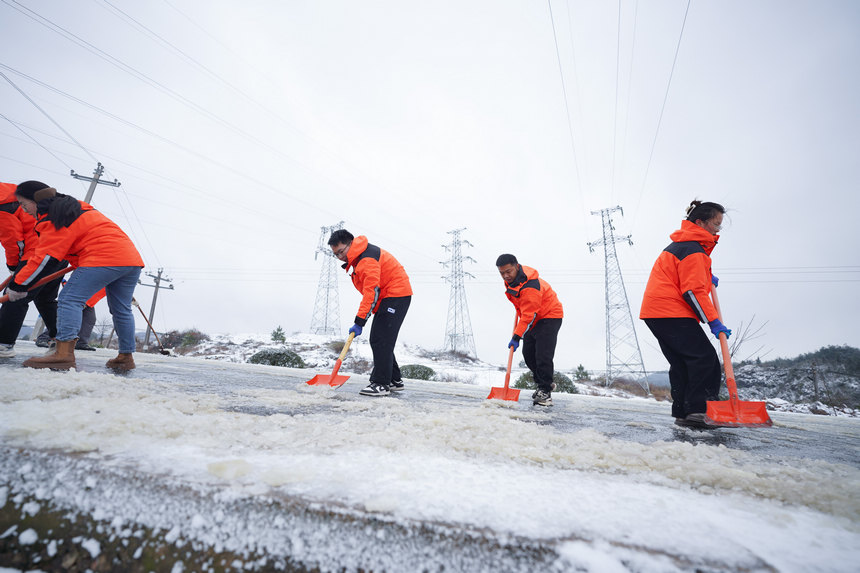 1月22日，在国道321贵州省丹寨县兴仁镇一碗井路段，当地公路管理部门工作人员在进行除冰除雪作业。杨武魁摄