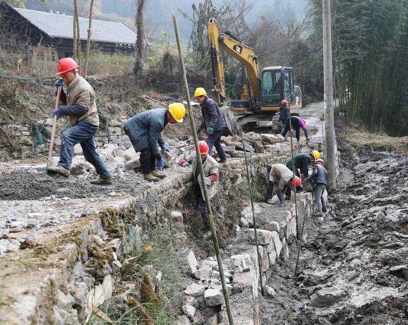 绥阳县小关乡小关村以工代赈项目施工现场。
