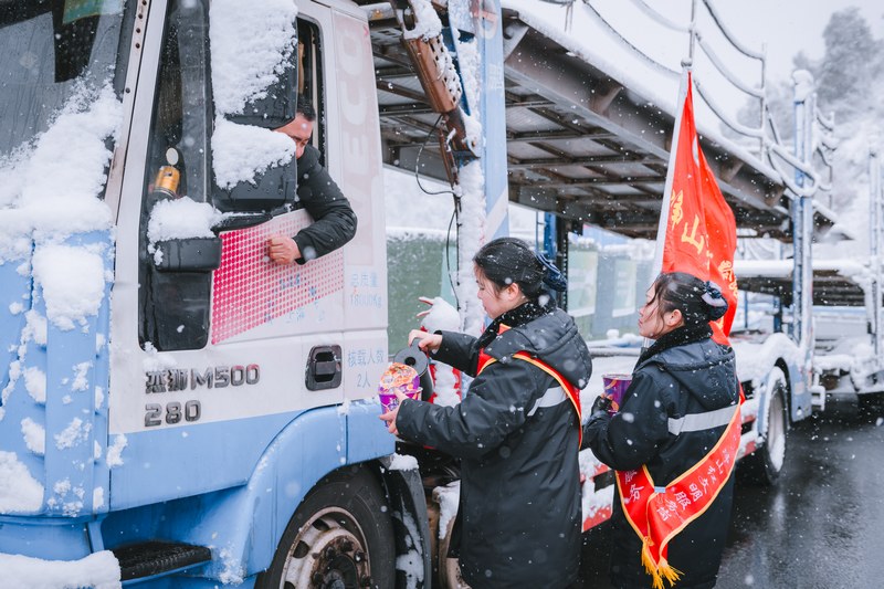 銅仁中心開展便民服務。