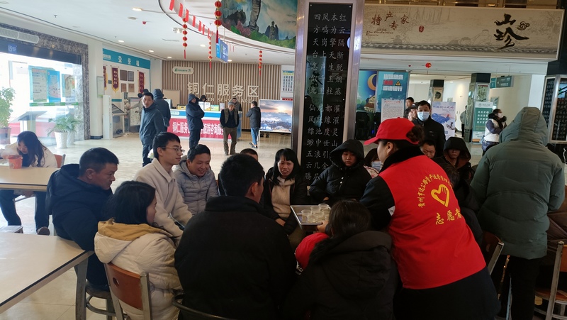 亨達公司志願服務人員為滯留司乘提供暖心服務。