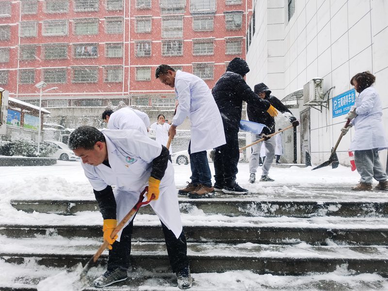 圖為:開陽縣婦幼保健院在醫院門口開展鏟冰除雪志願服務活動 (2)