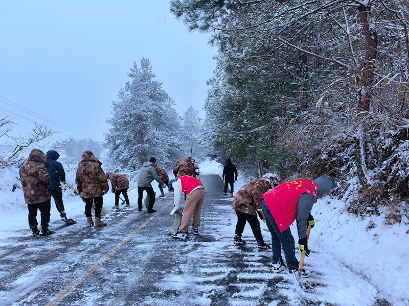 圖為:開陽縣米坪鄉進行撒鹽除冰