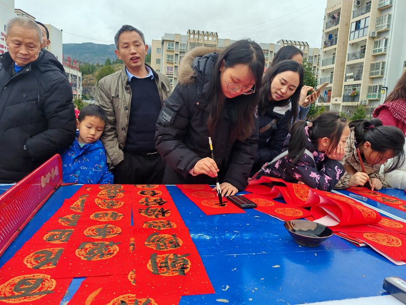 活动现场正在写春联的群众（杨名强 摄）.jpg