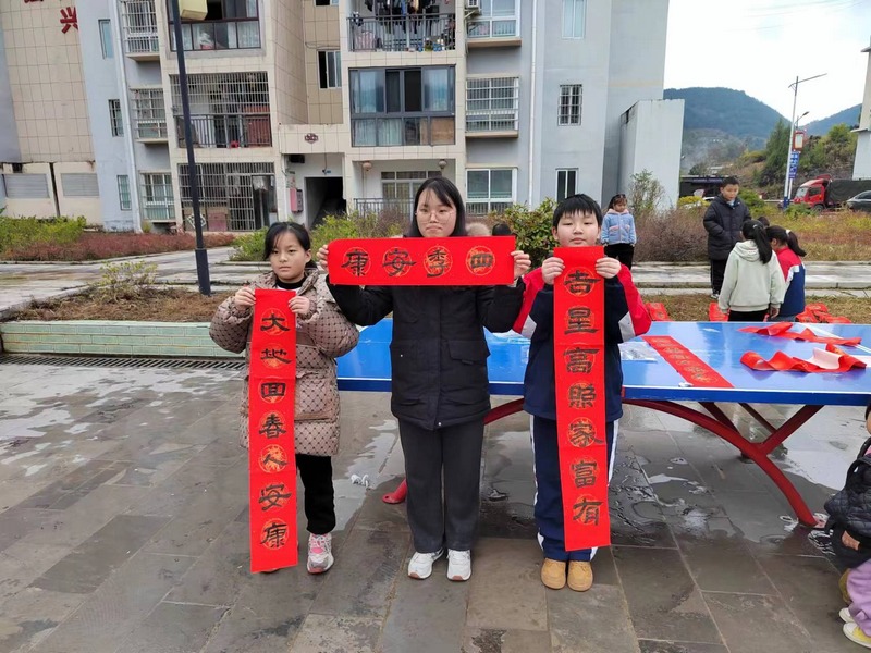 学生们写的春联（杨名强 摄）.jpg