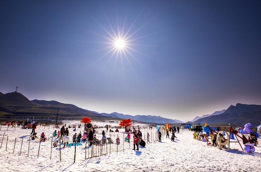 日前，一場大雪使赫章縣阿西裡西景區銀裝素裹，更是讓阿西裡西冰雪主題樂園“雪上加雪”，宛如雪國裡的童話世界。這是游客在阿西裡西冰雪主題樂園體驗冰雪項目。李學友攝