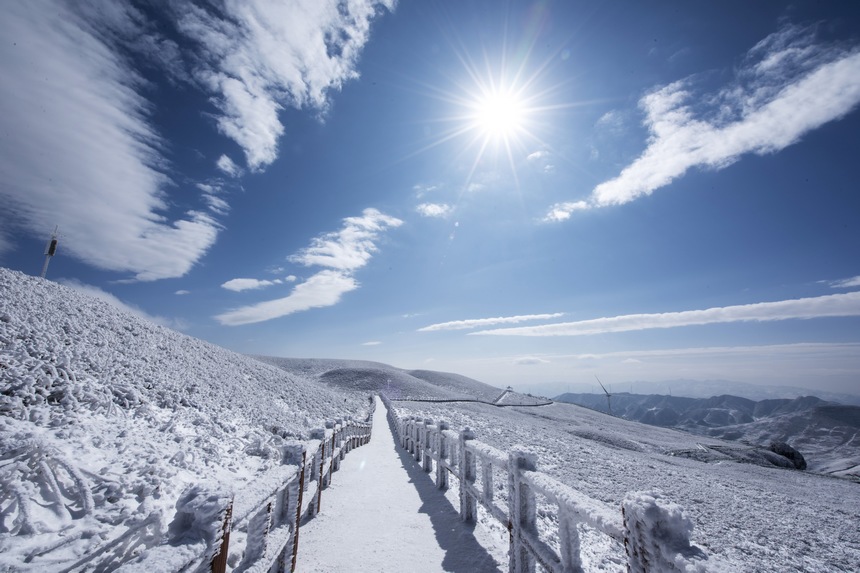 日前，一场大雪使赫章县阿西里西景区银装素裹，宛如雪国里的童话世界。这是阿西里西大韭菜坪景区分外妖娆的迷人雪景。李学友摄