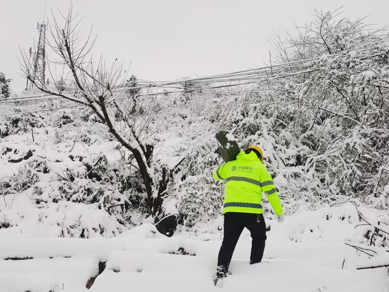 貴州移動維護人員在積雪覆蓋的山路上艱難前行10公裡，背著40斤的發電機油爬至山頂，1小時內恢復停電基站的正常運行。