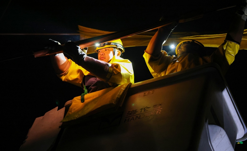 2024年1月20日晚，南方電網貴州銅仁玉屏供電局黨員志願者突擊隊隊員對供電線路進行安全維護。