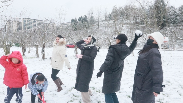 市民们在雪地里打雪仗。税会静摄