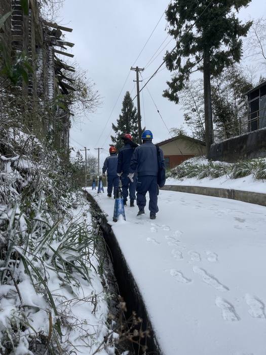 南方电网兴仁供电局工作人员在凝冻覆雪天气对供电辖区内线路进行特巡。