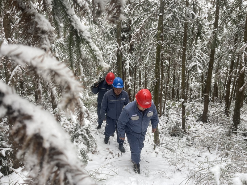 南方电网兴仁供电局工作人员在凝冻覆雪天气对供电辖区内线路进行特巡。