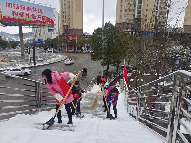 金湖湾社区干部职工开展清雪除冰行动。