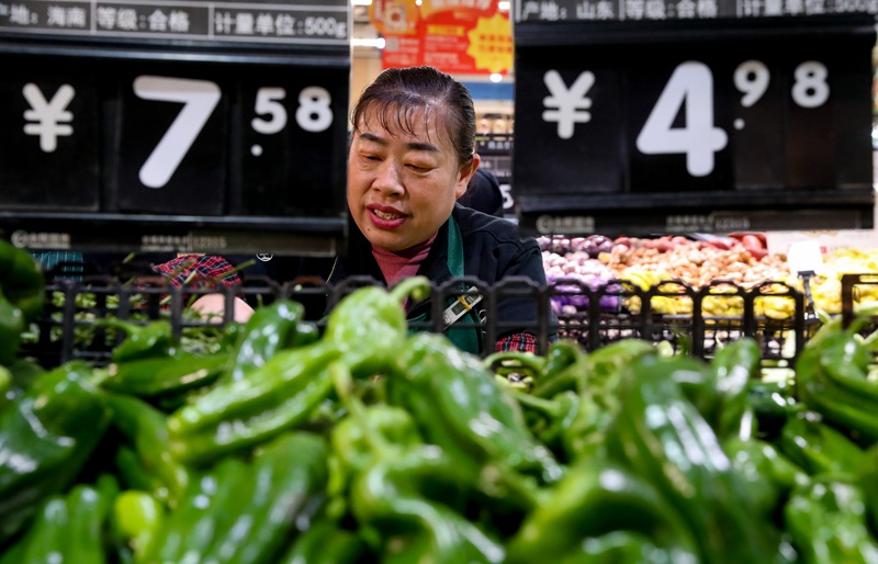 永辉超市工作人员在整理蔬菜。
