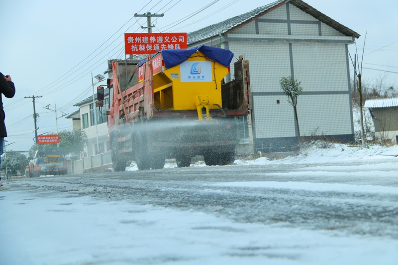 撒鹽車在S519習新線仙源鎮路段作業。
