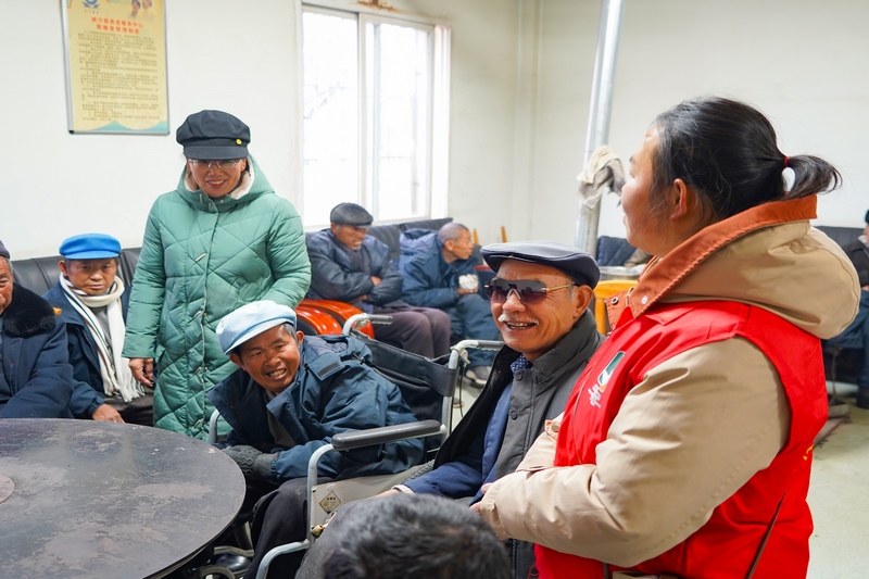 1月22日，在威寧自治縣中心敬老院，工作人員在烤火房和老人嘮家常。趙慶能攝