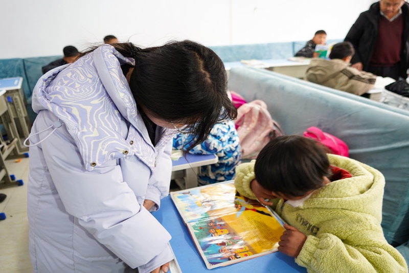 1月22日，在威寧自治縣兒童福利院，輔導老師在給兒童進行輔導。趙慶能攝