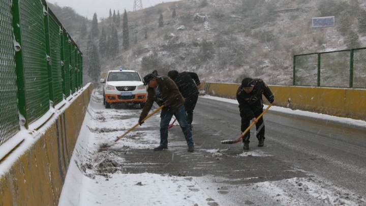 安順經開區全力應對雨雪冰凍天氣，確保農村公路安全暢通。