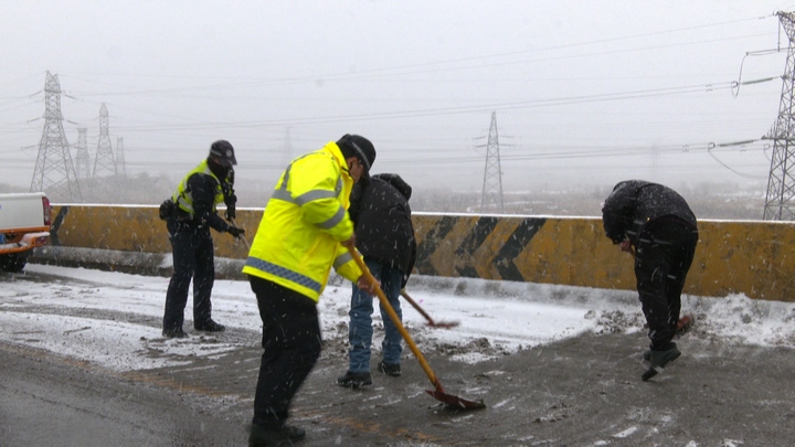 安顺经开区全力应对雨雪冰冻天气确保农村公路安全畅通。