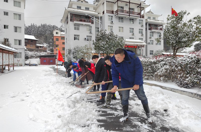 磻溪镇干部职工与志愿者进行除冰作业。磻溪镇供图
