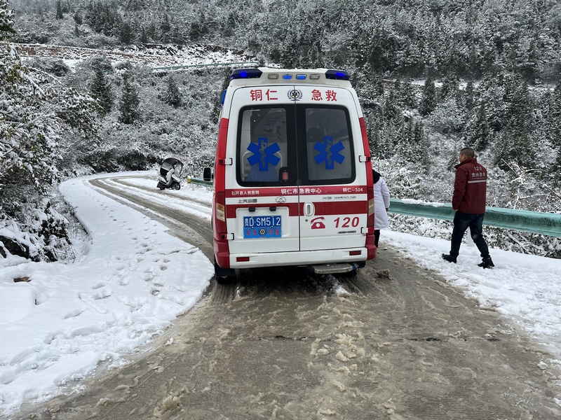 因雪凝路滑救護車無法上山隻能停靠等候。