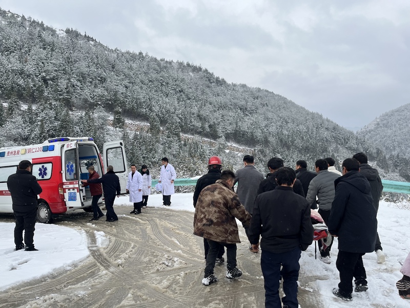 雪天路滑，大家齐心协力把孕妇送到救护车停放点。