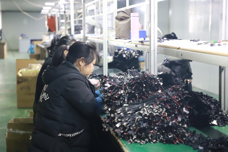 1月8日，在在贵州鼎驰科技有限公司生产车间，工人全力赶制订单。路小榕摄
