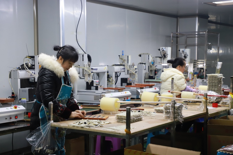 1月8日，在在贵州鼎驰科技有限公司生产车间，工人全力赶制订单。路小榕摄