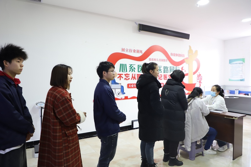 1月18日，在毕节明月工艺美术有限公司医务室，医务人员为职工提供测血压、测血糖、健康咨询等服务。赵梅摄
