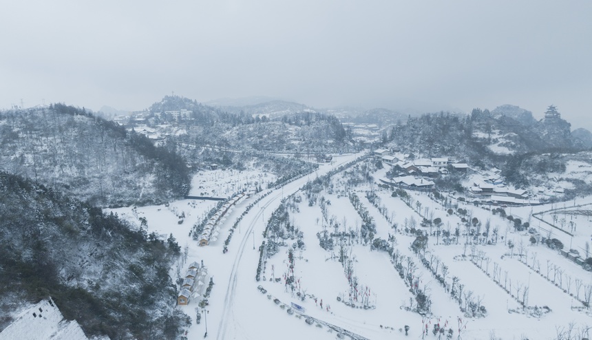 2024年1月22日，貴州省銅仁市萬山區朱砂古鎮景區在積雪映襯下，美不勝收。（葉順強 攝） (1)