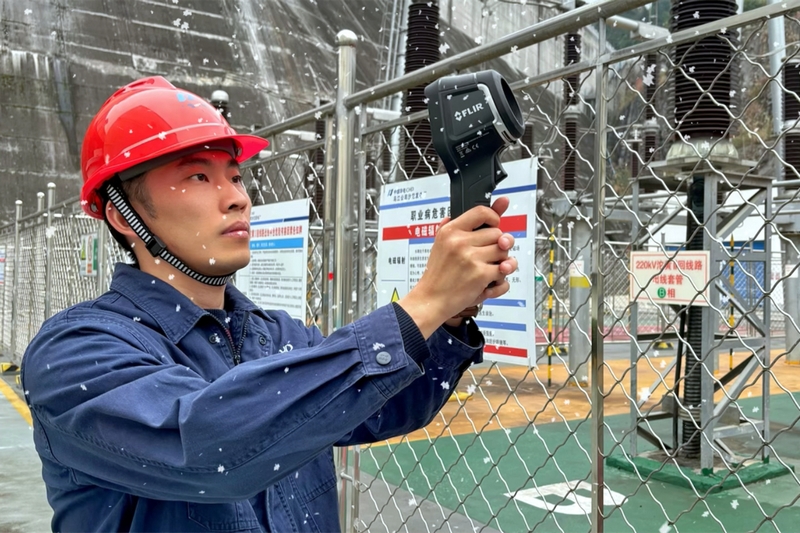 乌江公司基层单位工作人员对出线平台进行红外测温。